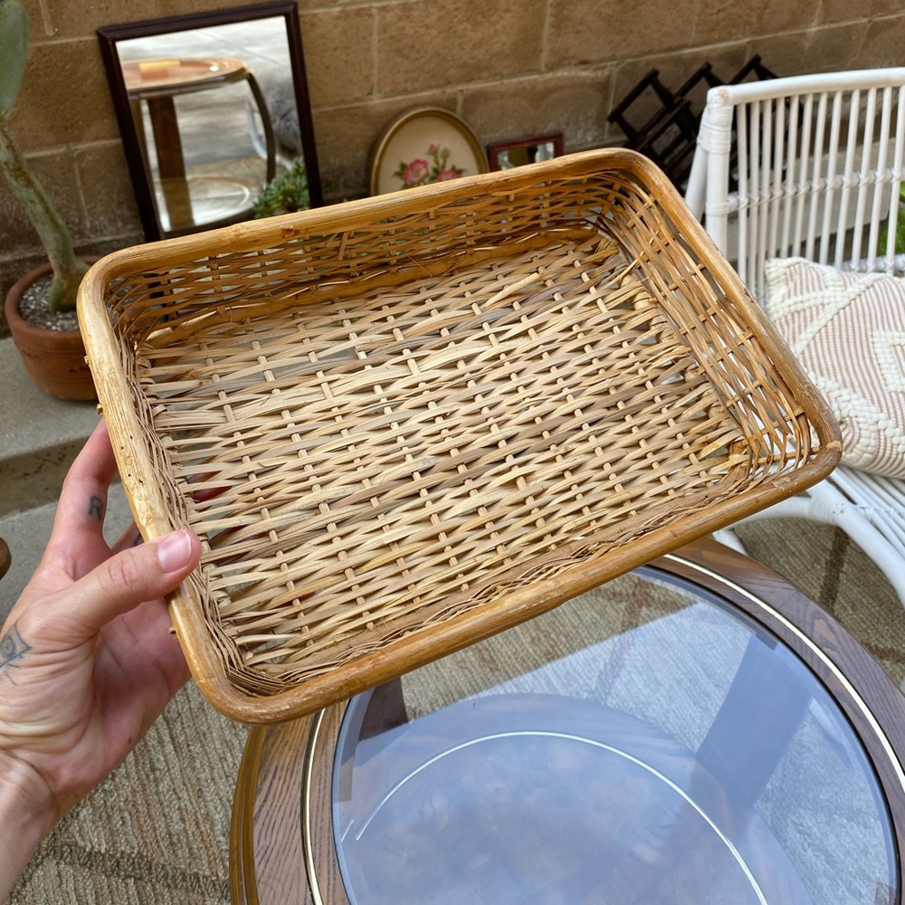 Small wicker basket tray